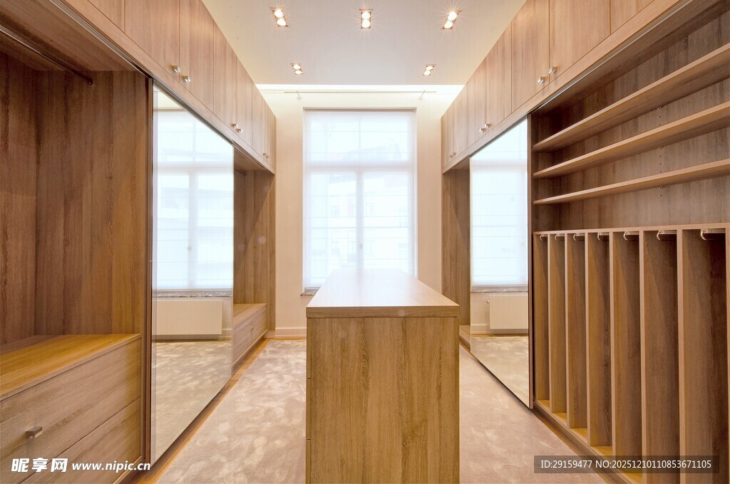 现代木质风格宽敞储物间