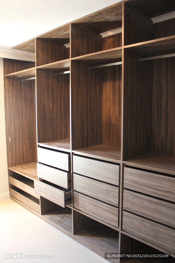 现代木质开放式衣柜设计