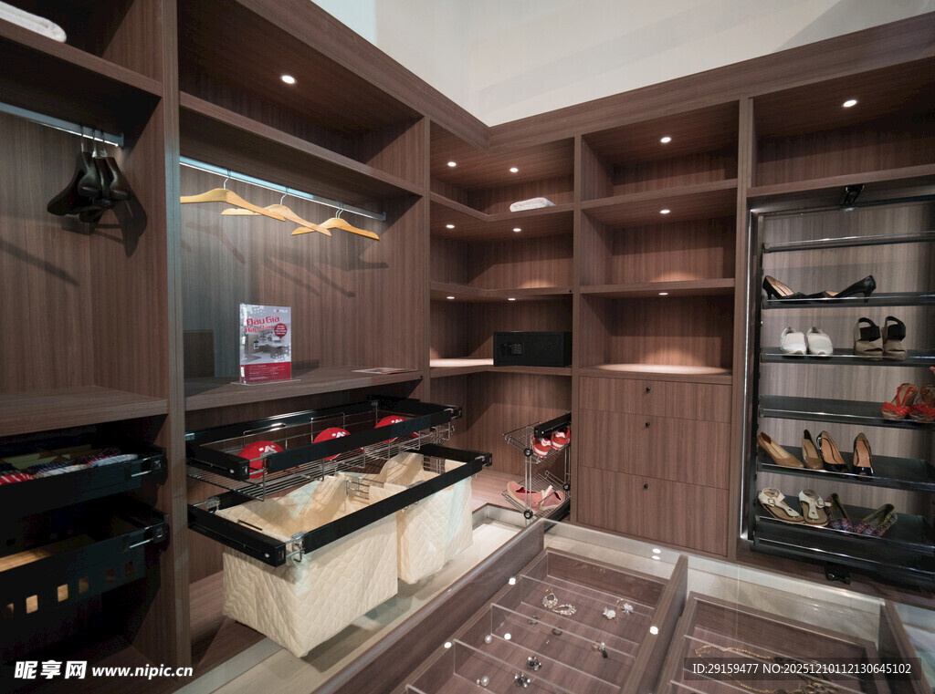 现代风格豪华步入式衣帽间