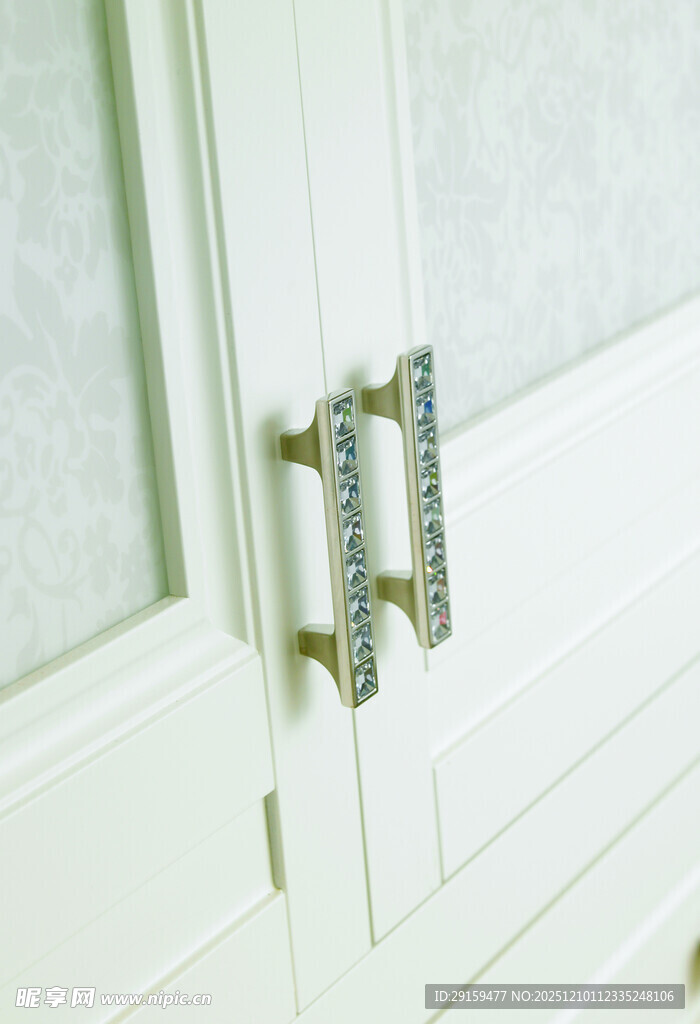 精致白色门把手特写