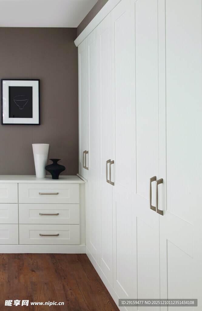 简约白色衣柜与收纳柜组合