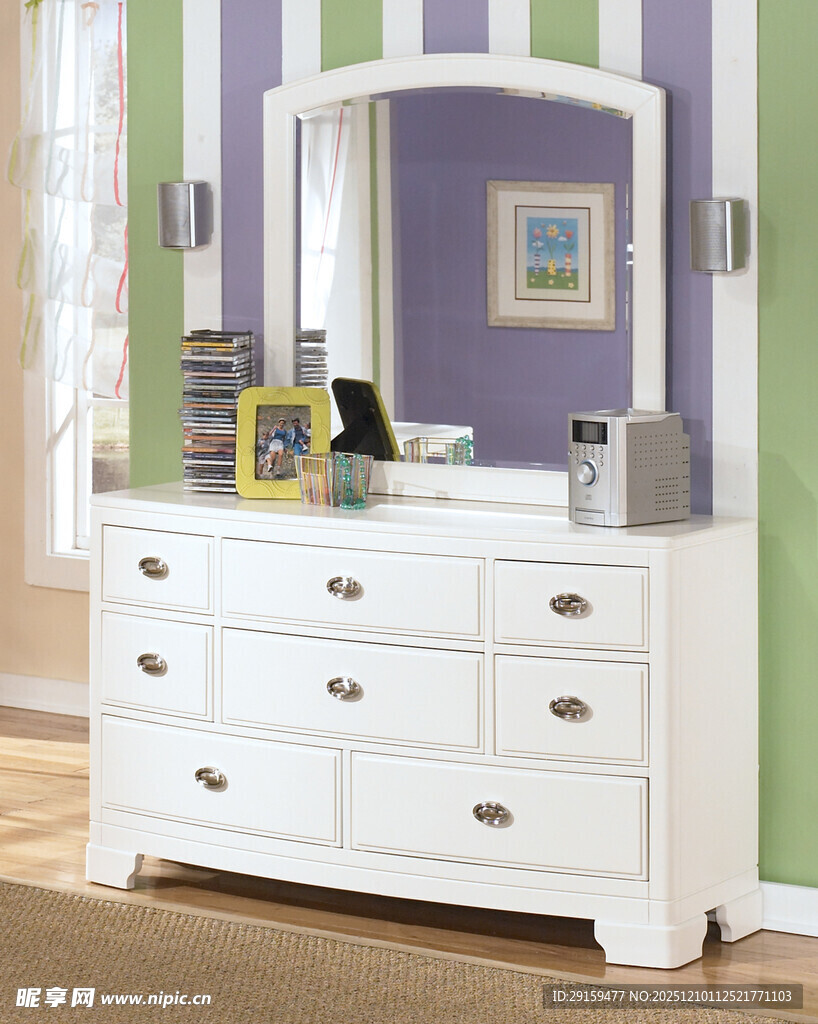 白色梳妆台搭配紫色背景墙