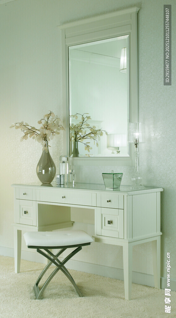 简约白色梳妆台搭配镜子