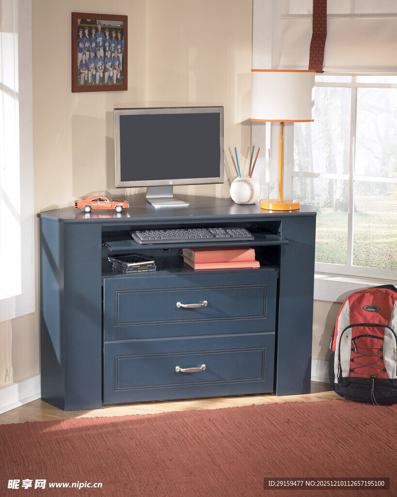 蓝色电视柜置于温馨房间