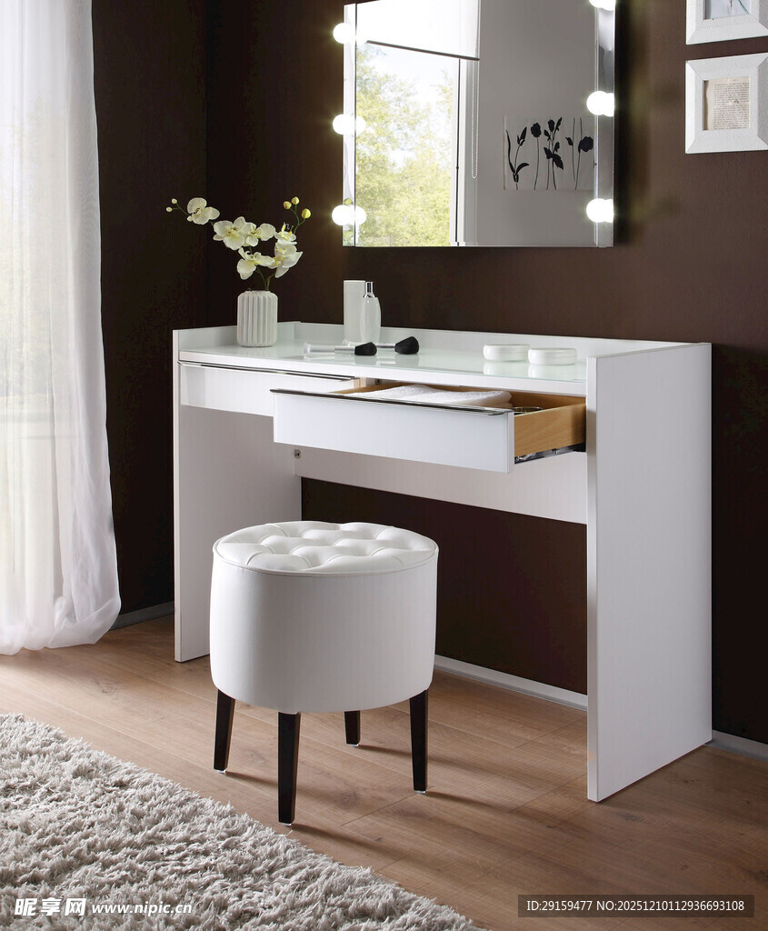 简约白色梳妆台配圆凳