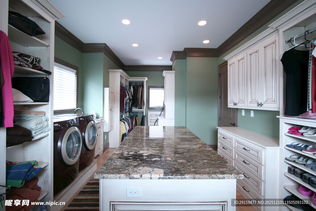 现代风格宽敞明亮的家庭洗衣房