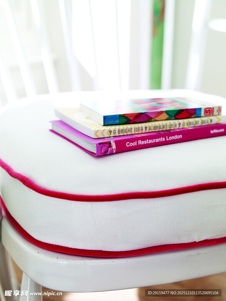 彩色书籍置于白色家具上