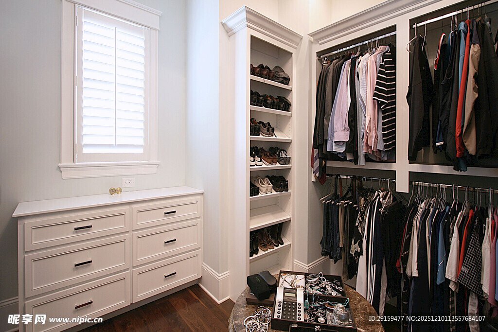 现代简约风格步入式衣帽间