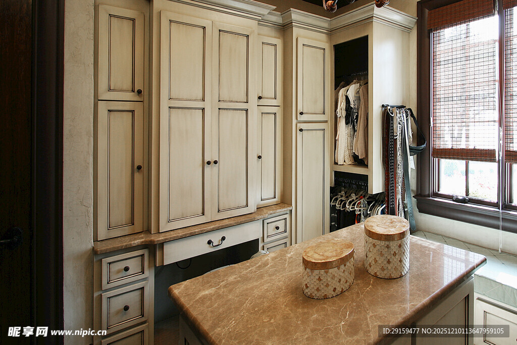 复古风木质衣柜与工作台