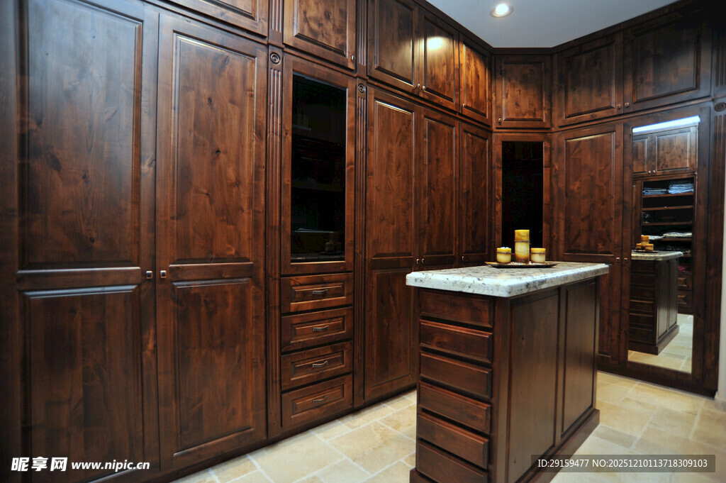 深色木质整体家居橱柜