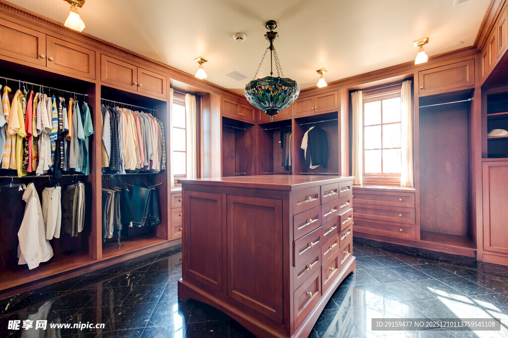 豪华木质衣帽间内部展示