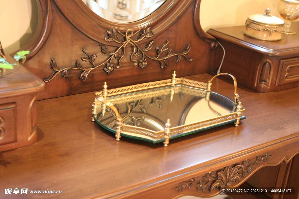 复古黄铜托盘置于古典桌面