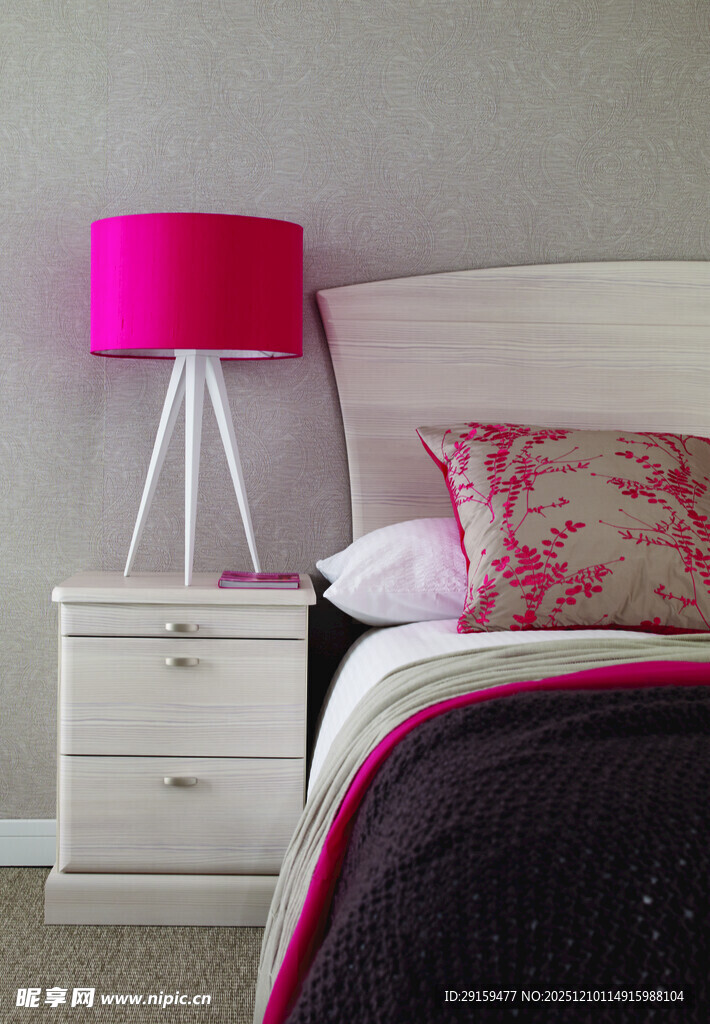 粉色台灯点亮温馨卧室