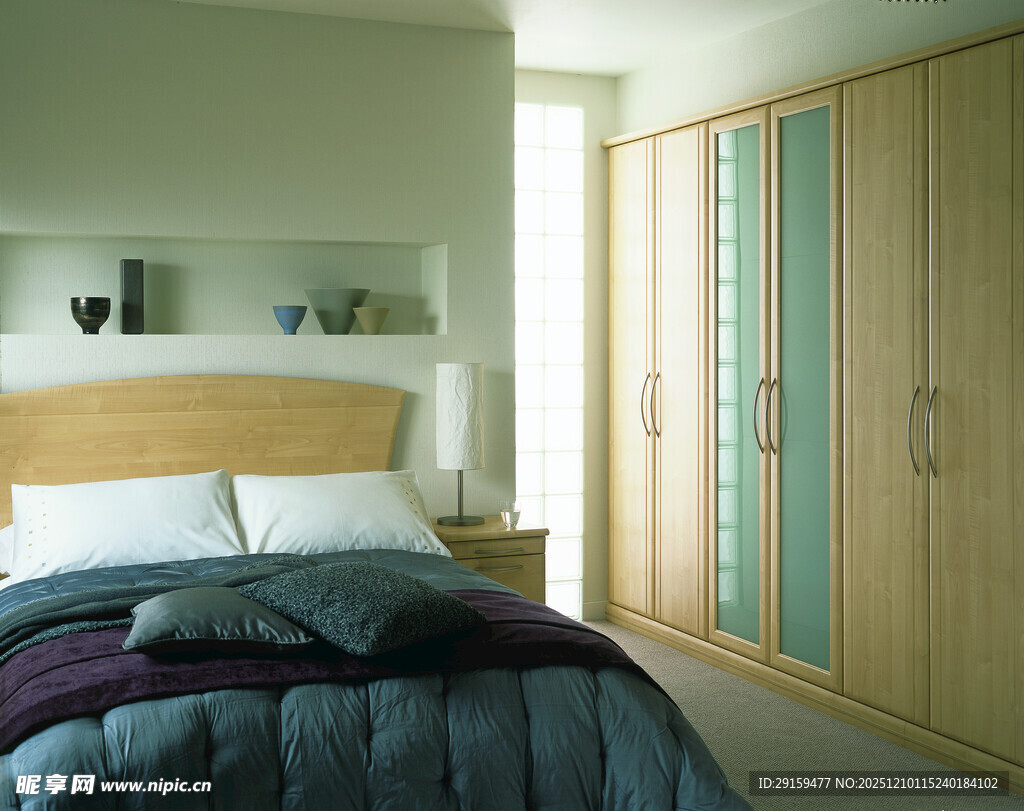 简约卧室温馨床铺与衣柜