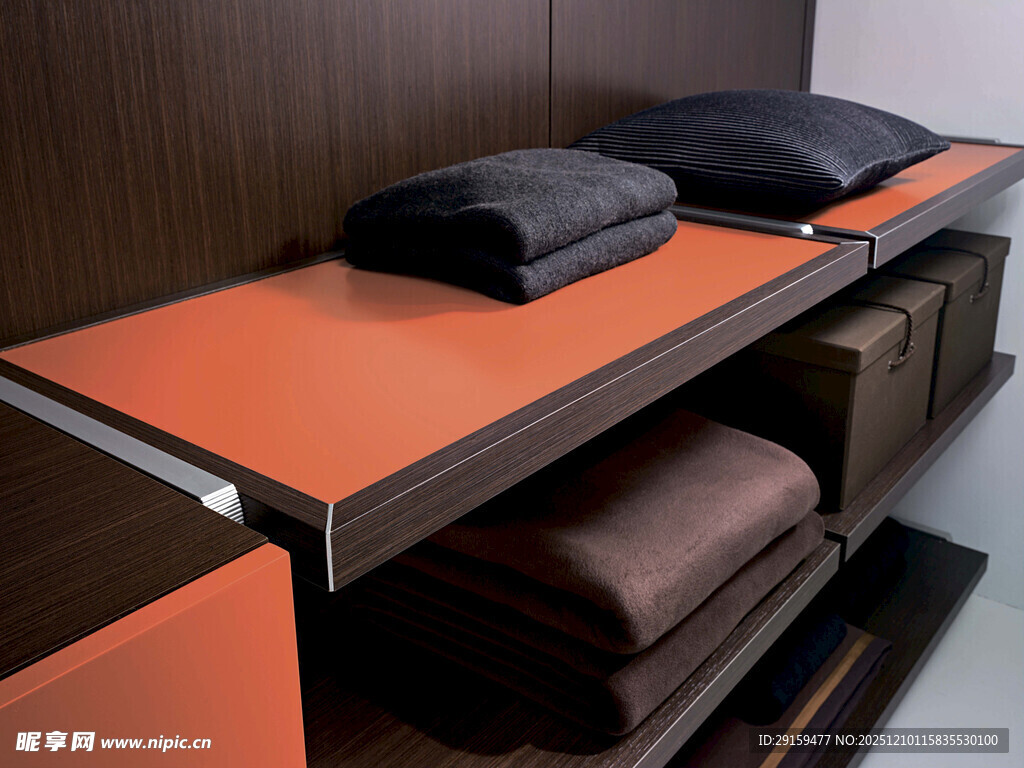 橙色置物架搭配叠放物品