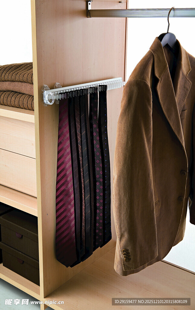 简约衣柜挂放衣物场景