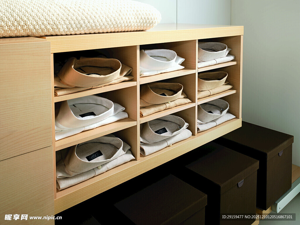 木质鞋架收纳整齐的鞋子