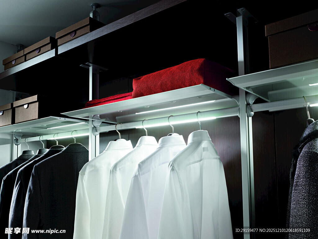 时尚衣橱内的衣物陈列