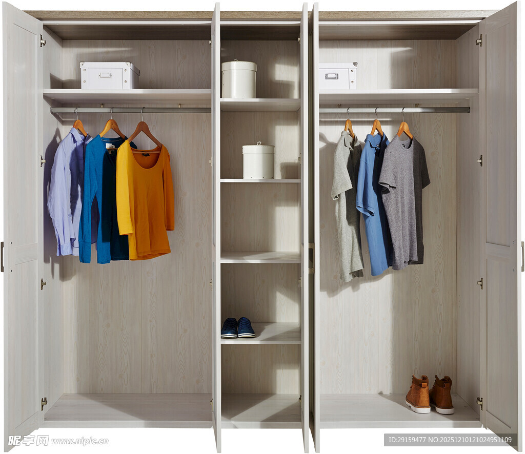 简约双门衣柜内衣物陈列