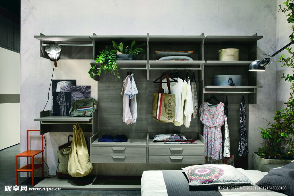简约风卧室衣柜与衣物陈列