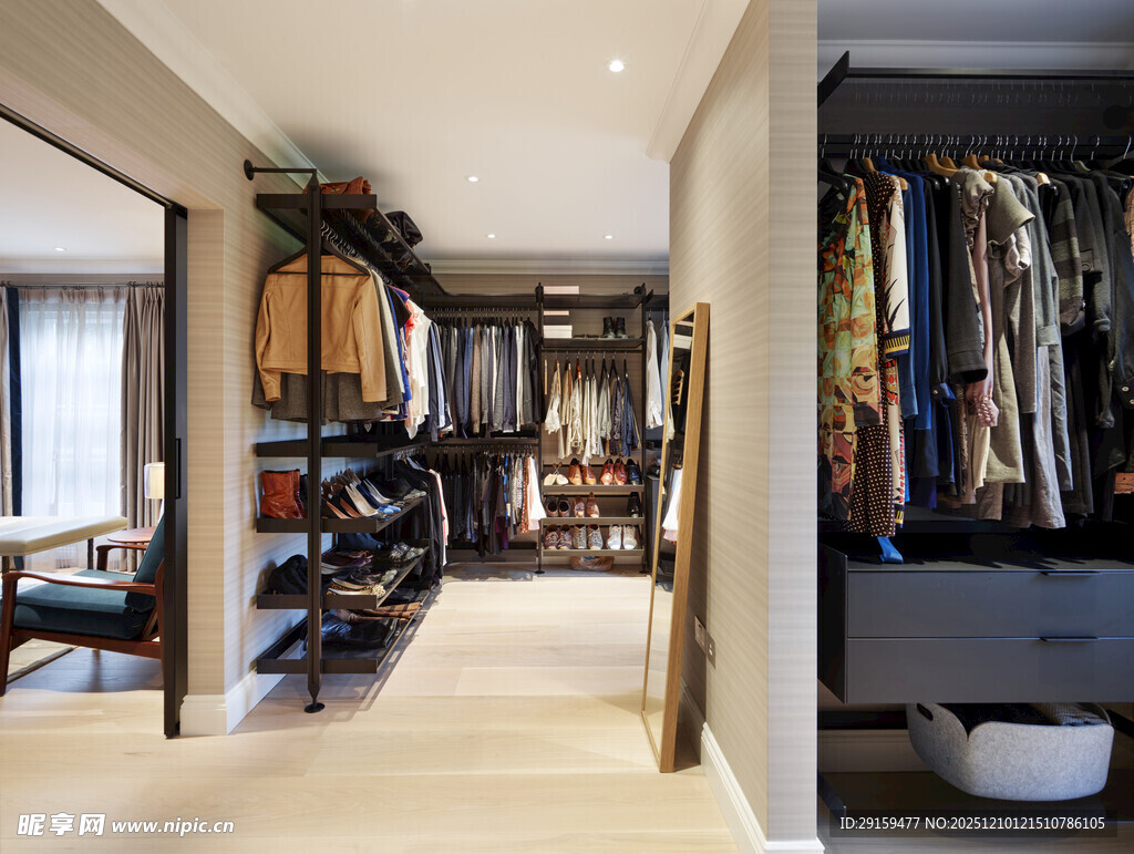 现代风格宽敞衣帽间展示