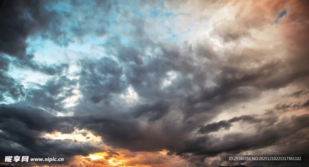 壮丽天空下的绚烂云层