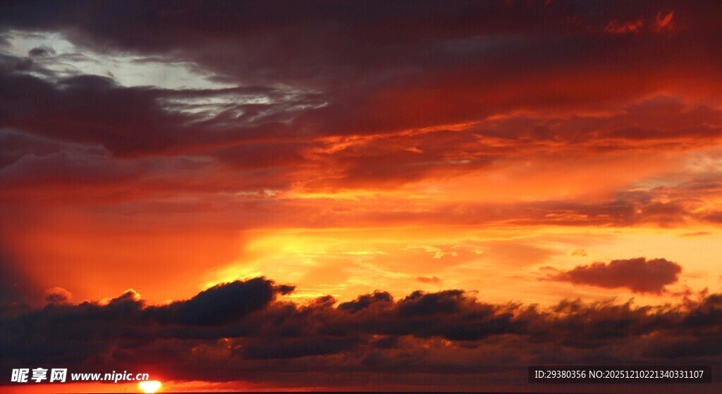 壮丽晚霞中的绚烂天空