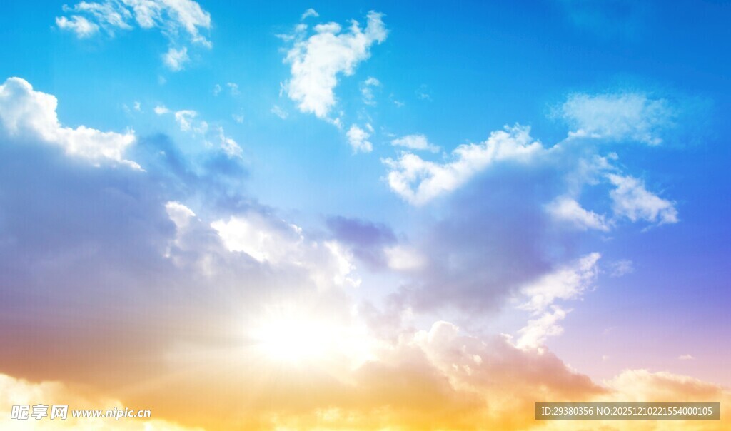 日出时分的绚烂天空