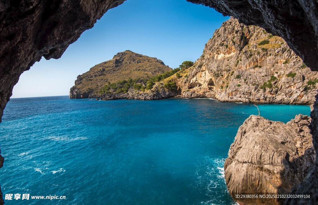 海边岩洞外的碧蓝海景