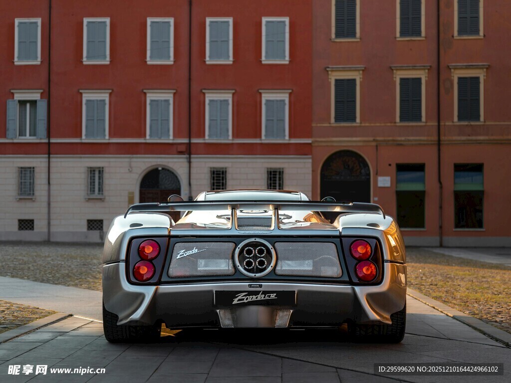 复古跑车停于古典建筑前