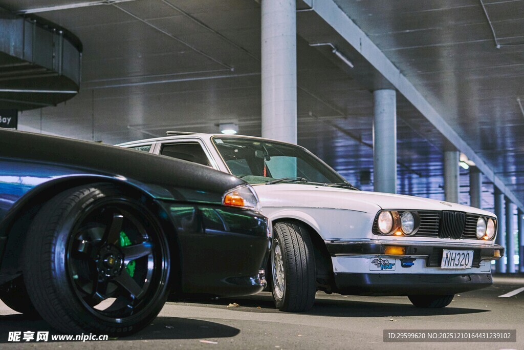 车库中的炫酷经典汽车