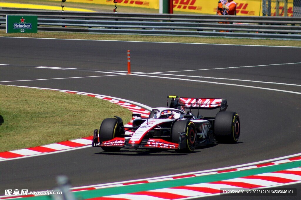 赛道上飞驰的方程式赛车