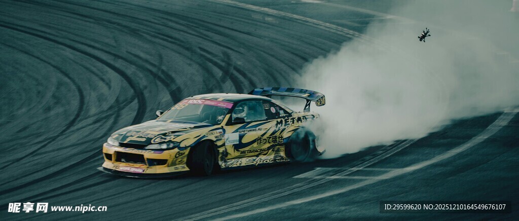 赛车漂移扬起滚滚烟尘