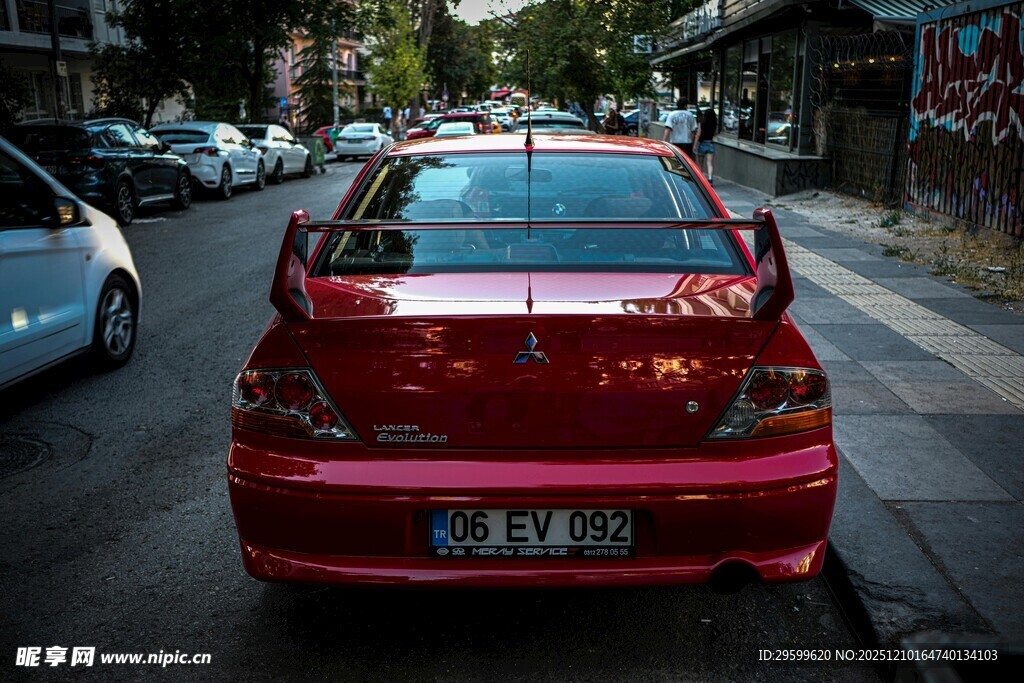 街头红色轿车背影