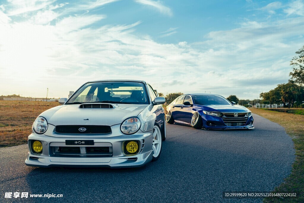 公路上的两辆酷炫赛车