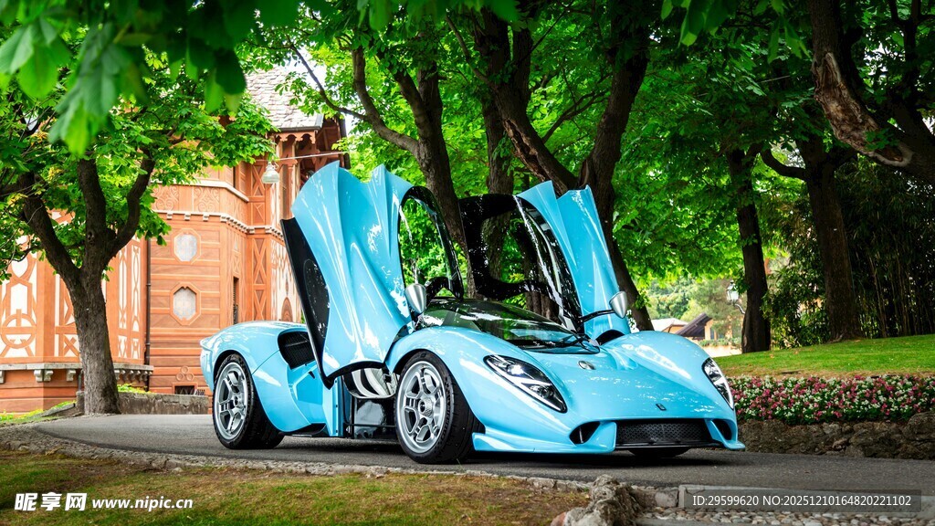 蓝色敞篷超跑优雅停靠