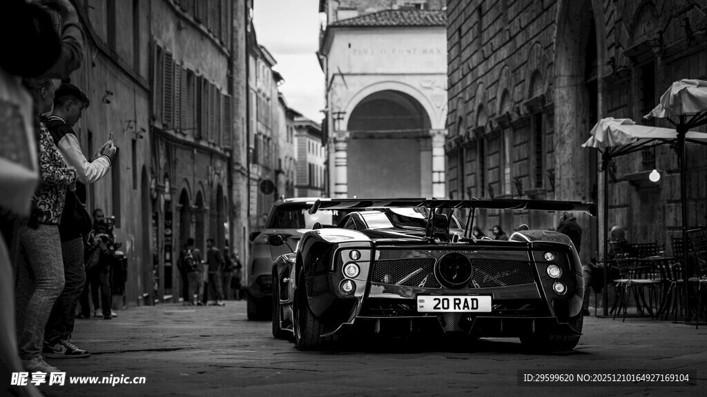 复古街道上的敞篷老爷车