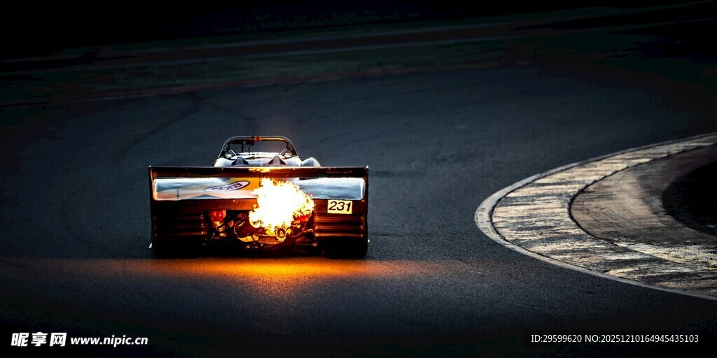 赛车赛道飞驰瞬间