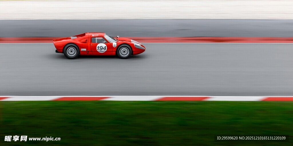 赛道上飞驰的红色赛车