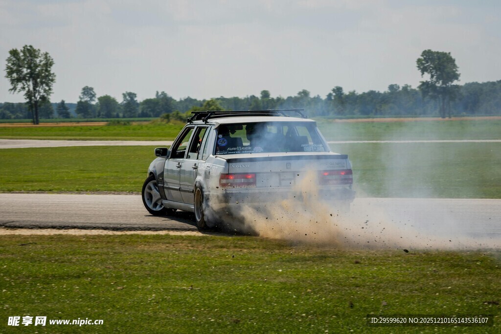 汽车漂移扬起滚滚烟尘
