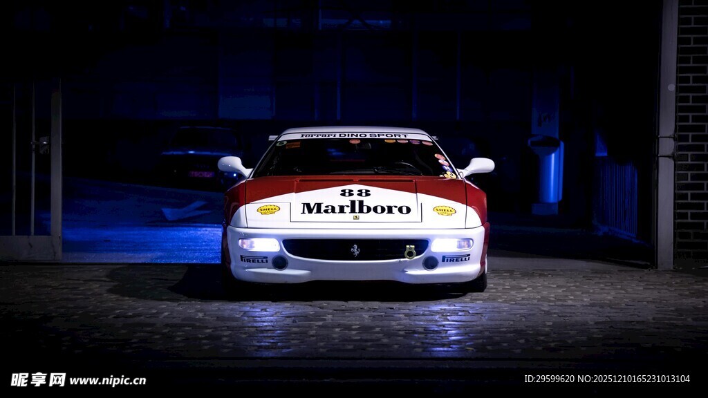 炫酷跑车于暗光中亮相