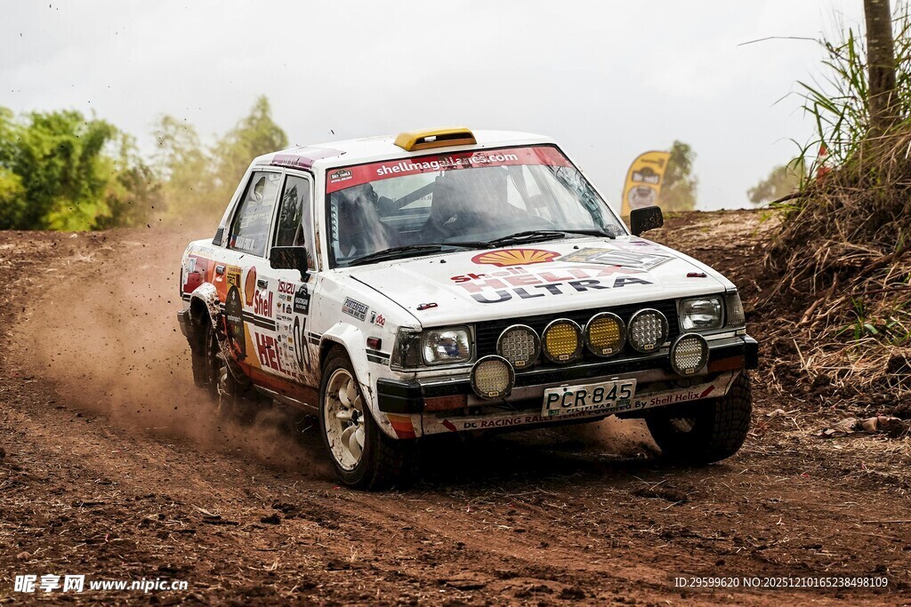 越野赛车驰骋于泥泞赛道