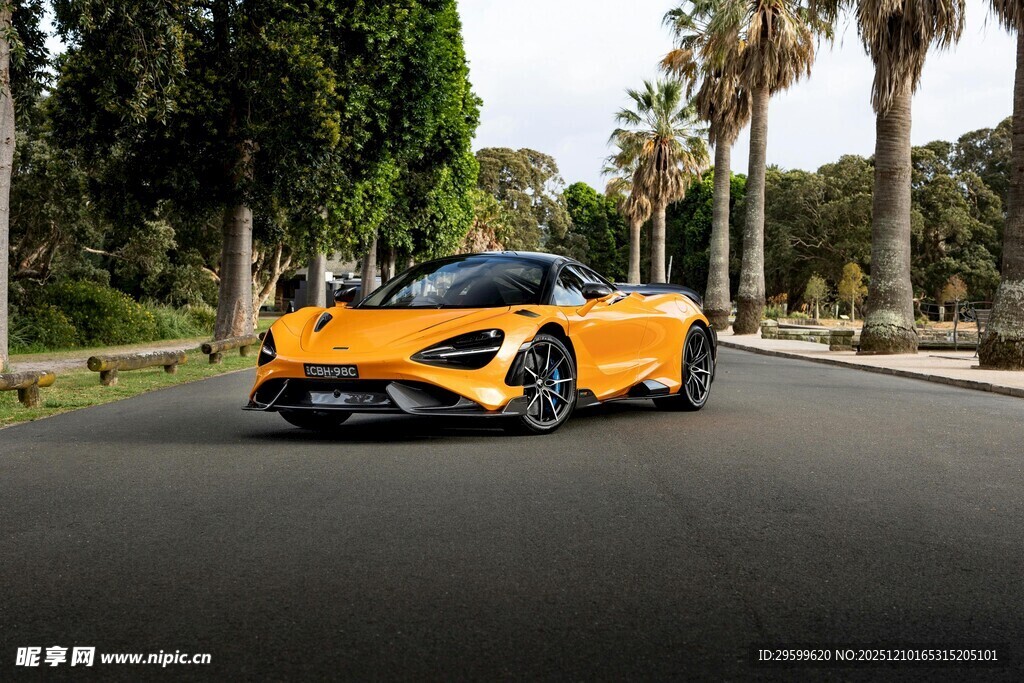 黄色超跑行驶在林荫道上