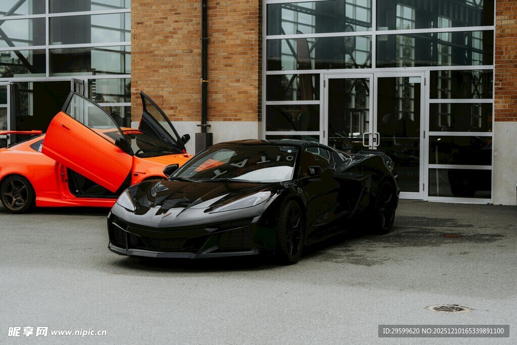 两辆炫酷超跑停于建筑前