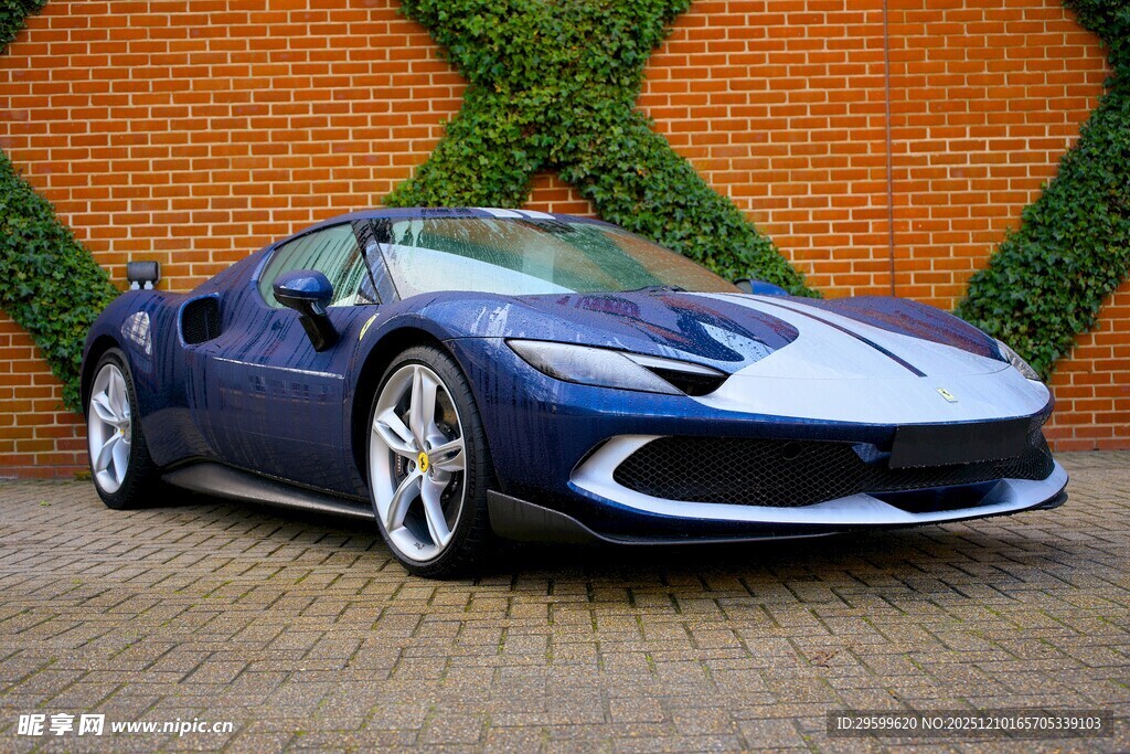 蓝色敞篷跑车停于砖墙前