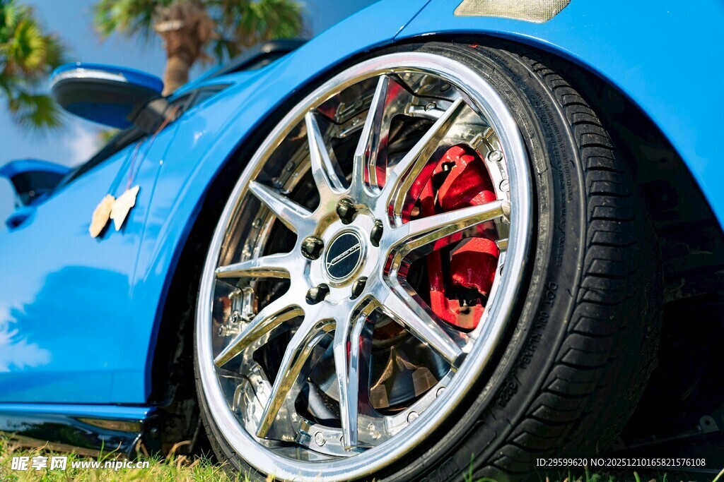 蓝色跑车精致轮毂特写