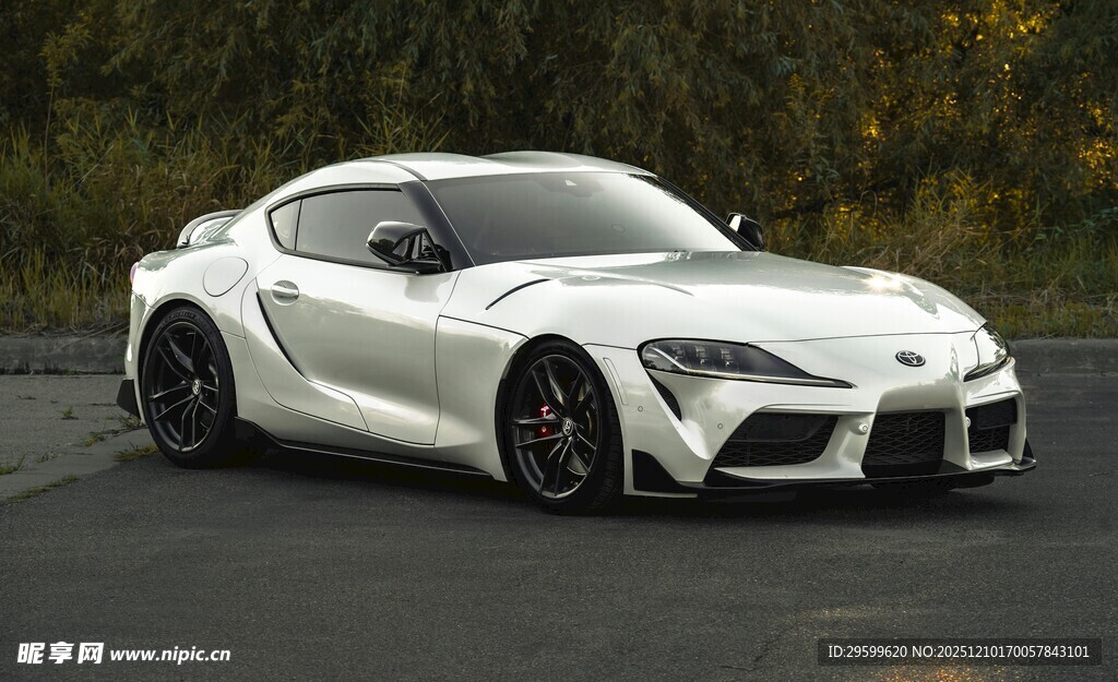 白色炫酷跑车在道路上