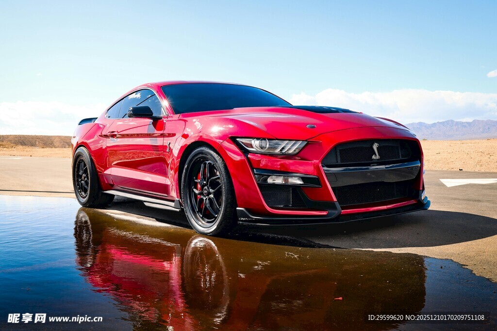 红色跑车于水面倒影