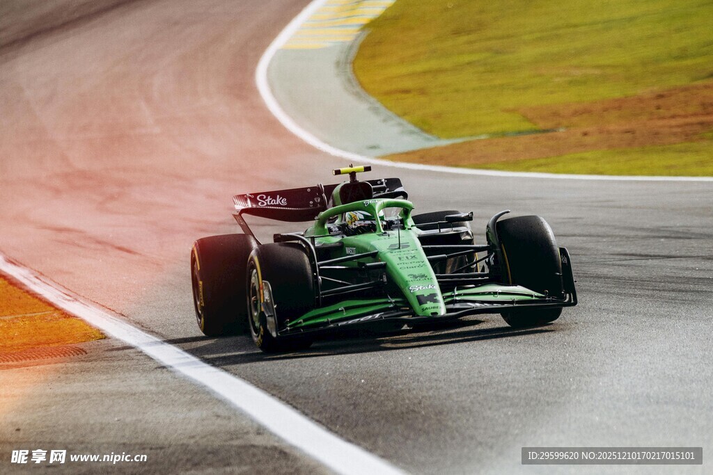 绿色赛车飞驰在赛道