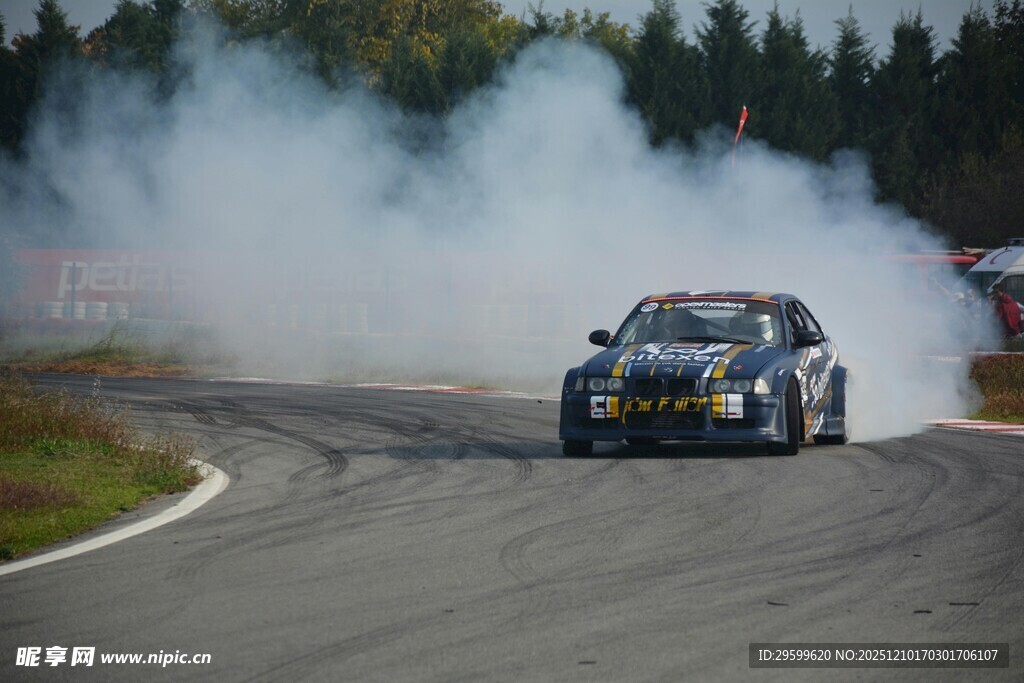赛车弯道漂移扬起烟雾